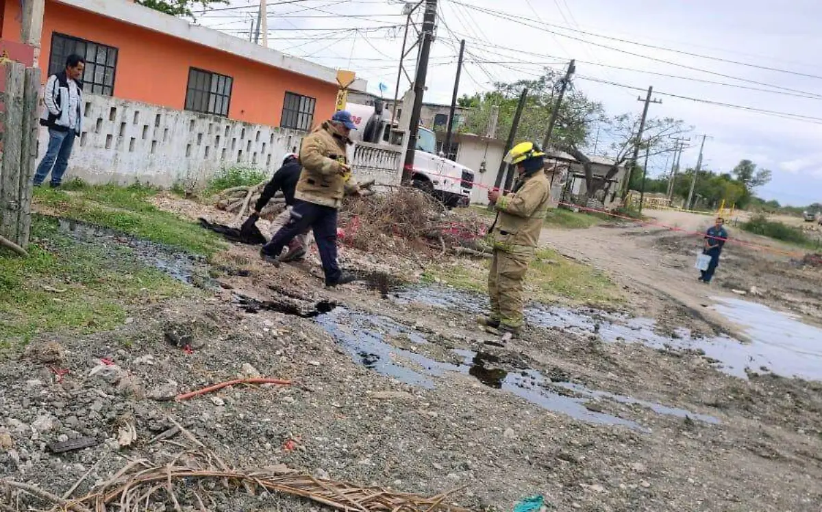 Derrame de crudo alarma a familias de la colonia Las Flores en Madero (1)